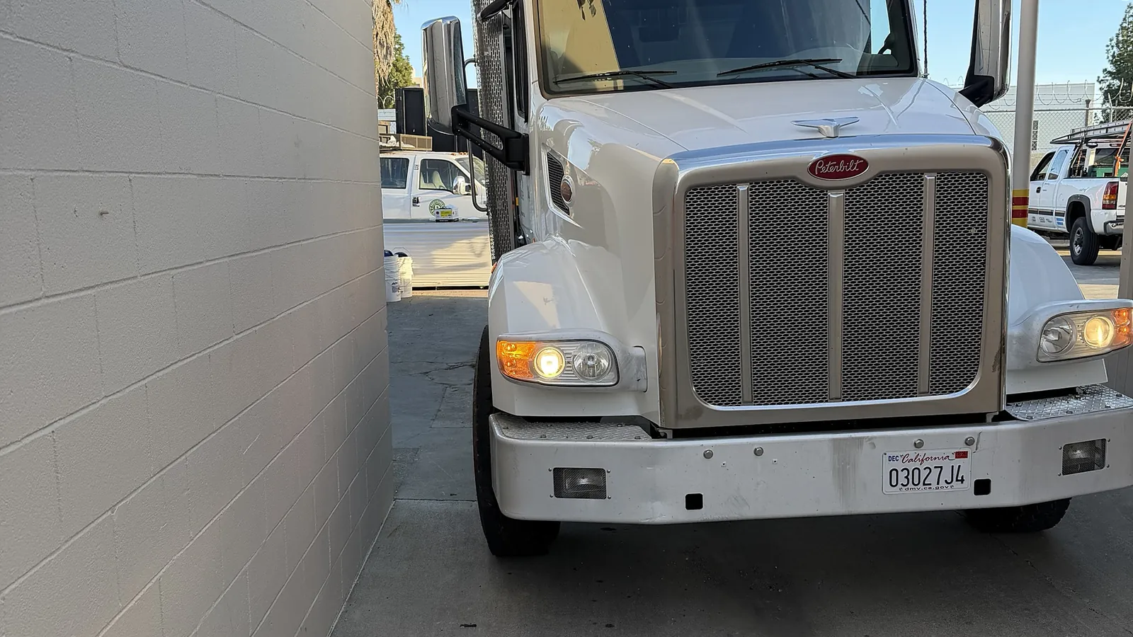 LA Waste Peterbilt roll off truck in a tight alley